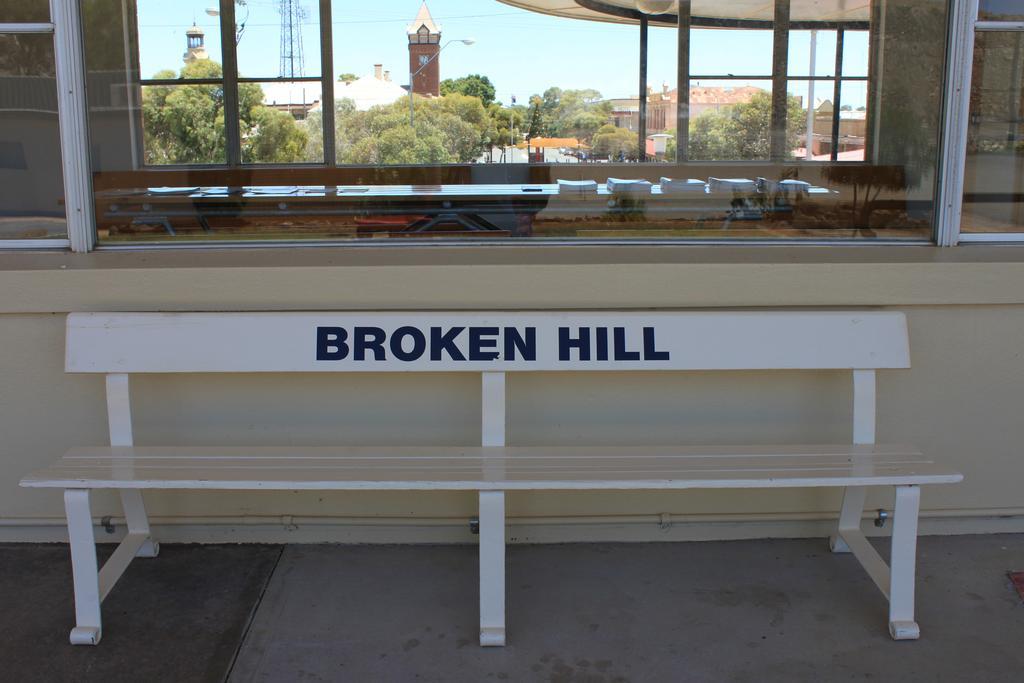 The Lodge Outback Motel Broken Hill Exterior photo